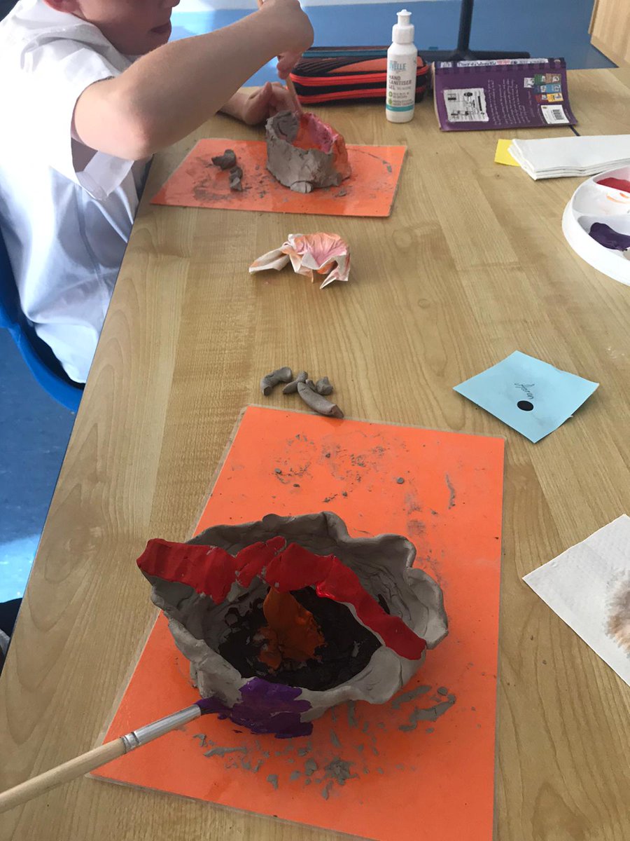 GSShliabhRua's tweet photo. 🏺 🎨 Chruthaigh muid ár potaí cré féin agus chuireamar péint orthu inniu. D’úsáidamar an topaic ‘Na Ceiltigh’ mar spreagadh.
We created our own clay pots last week and painted them today. We got inspiration from ‘The Celts’ for this project.
#rang4
#claypots https://t.co/CASIWtZ8vL