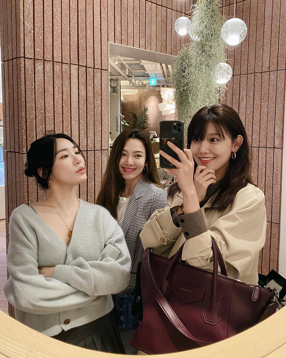 S8SHIFrance's tweet photo. [📸] #SOSHIPICS | 22.09.20 ➡ SOOSTAGRAM 

❝ 20 ans avec Hyoyeon, le temps que j'ai passé avec elle est plus long que le temps que j'ai vécu sans la connaître, je prie pour que tu sois toujours heureuse 🙏
#BonAnniversaire 💛 ❞

─ https://t.co/1kuSivYt2m https://t.co/fbsJW2G7Tc