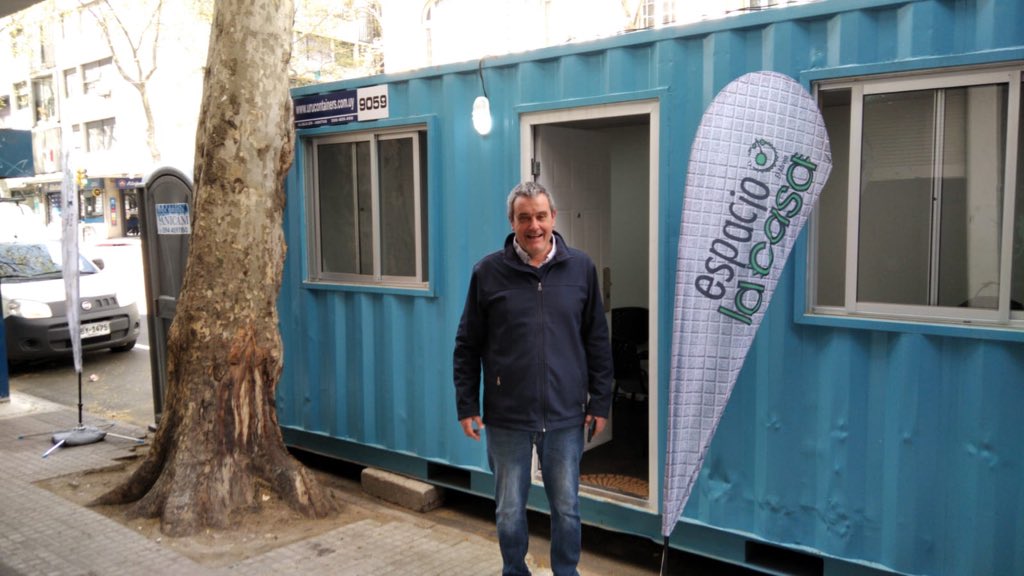 Lic_JSaavedra's tweet photo. En este contenedor/ abrazador en  Uruguay y Yi, recibimos a personas en situación calle que quieran salir adelante. Entre todos buscar laburo, capacitación,  salud, vivienda, no estar sol@. Conocen gente? Arrimenla! O pasan el dato y nos encargamos. Arriba muchachada. https://t.co/q1PmgnXUVj