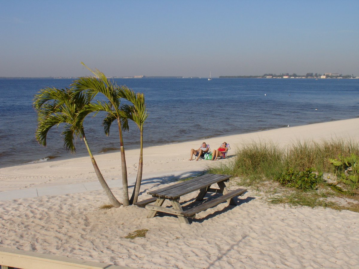 CapeCoralParks's tweet image. Happy 1st day of Autumn! It sure does look a bit different here....☀️ ⛱ 🌴