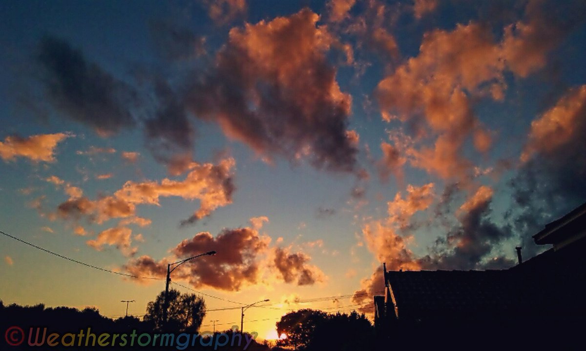 Johnted_113's tweet photo. Today's spring equinox battle in between the change of the seasons.
[1] dark gloomy sky &amp; mamma cloud with sunshine. [2] partly cloudy sunset. 
.
@StormyKath #SpringEquinox #springequinox2020 #spring #spring2020 #darksky #mammatus #sunset #melbourneweather #melbweather #Melbourne https://t.co/6lTNmJ41EM