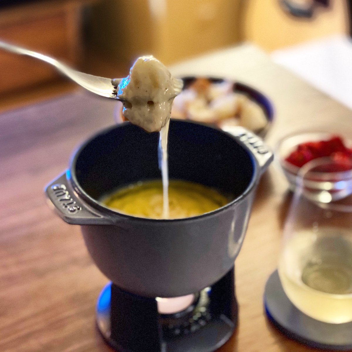 Kosuke Morimoto 念願のチーズフォンデュ 輸入チーズ高すぎてちゃんとエメンタール グリュイエールで作ると1食00円かかる Cheesefondue Fondueaufromage Swissfood Cheese Staub Foodstagram Foodporn T Co C8tfyrnks8