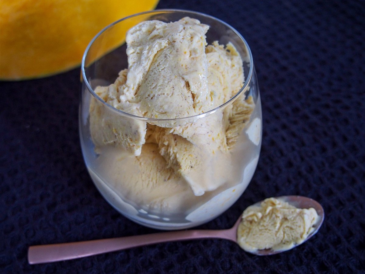 Kind of want to get in the fall spirit but it's still warm outside? This no churn pumpkin ice cream is a wonderful combination of real pumpkin, a little warm spice and a wonderfully creamy base. Easy &amp; delicious.
carolinescooking.com/no-churn-pumpk…
#pumpkinweek
