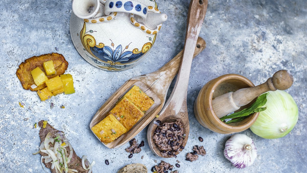 La cocina cubana es rica en sabores y texturas. Aquí te sugerimos 7 platos que no puedes dejar de probar en la isla! ow.ly/8q2d50BxTAB #ElAlmaDeCuba #Nativa