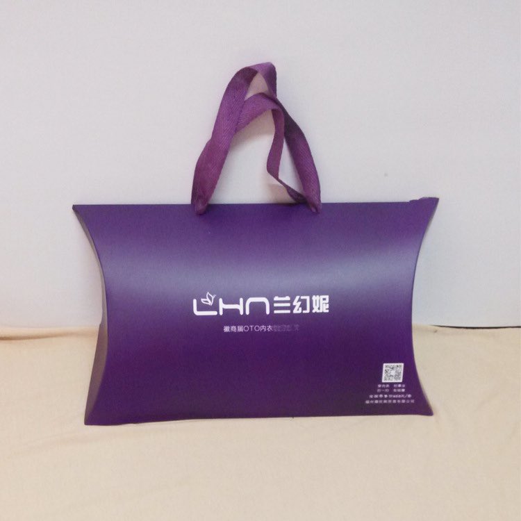 AP_Packaging's tweet image. Pillow box with handle, custom size and printing, fast delivery. 
#pillowbox #pillowbag #paperbox #paperbag #wigs #hair #hairextension #hairpackaging #giftbox #paperpackaging #cosmetic #giftboxes #packaging #cosmeticpackaging