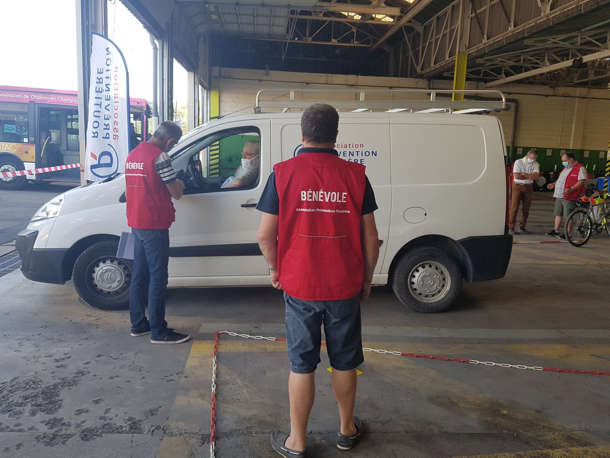DjJonet's tweet photo. animation @Preventionrout auprès salariés ent @SitacChalons: #simulateurConduite, dangers Angles morts, voiture 10 erreurs. @RoutePlusSure @fbleuchampagne @EmmanuelPoli @VilledeChalons @christopher_rcf https://t.co/ELrel13Y06
