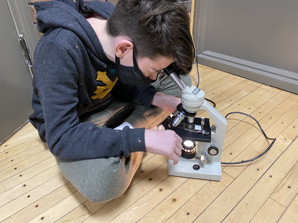 TaraMcFarling1's tweet photo. Grade 8 scientists at work @MajorBallachey familiarizing ourselves with how a microscope works. @GEDSB #somuchsanitizing #worthit #oneatatime #adaptingtothenewnormal #Science https://t.co/Oh9RnxL80F