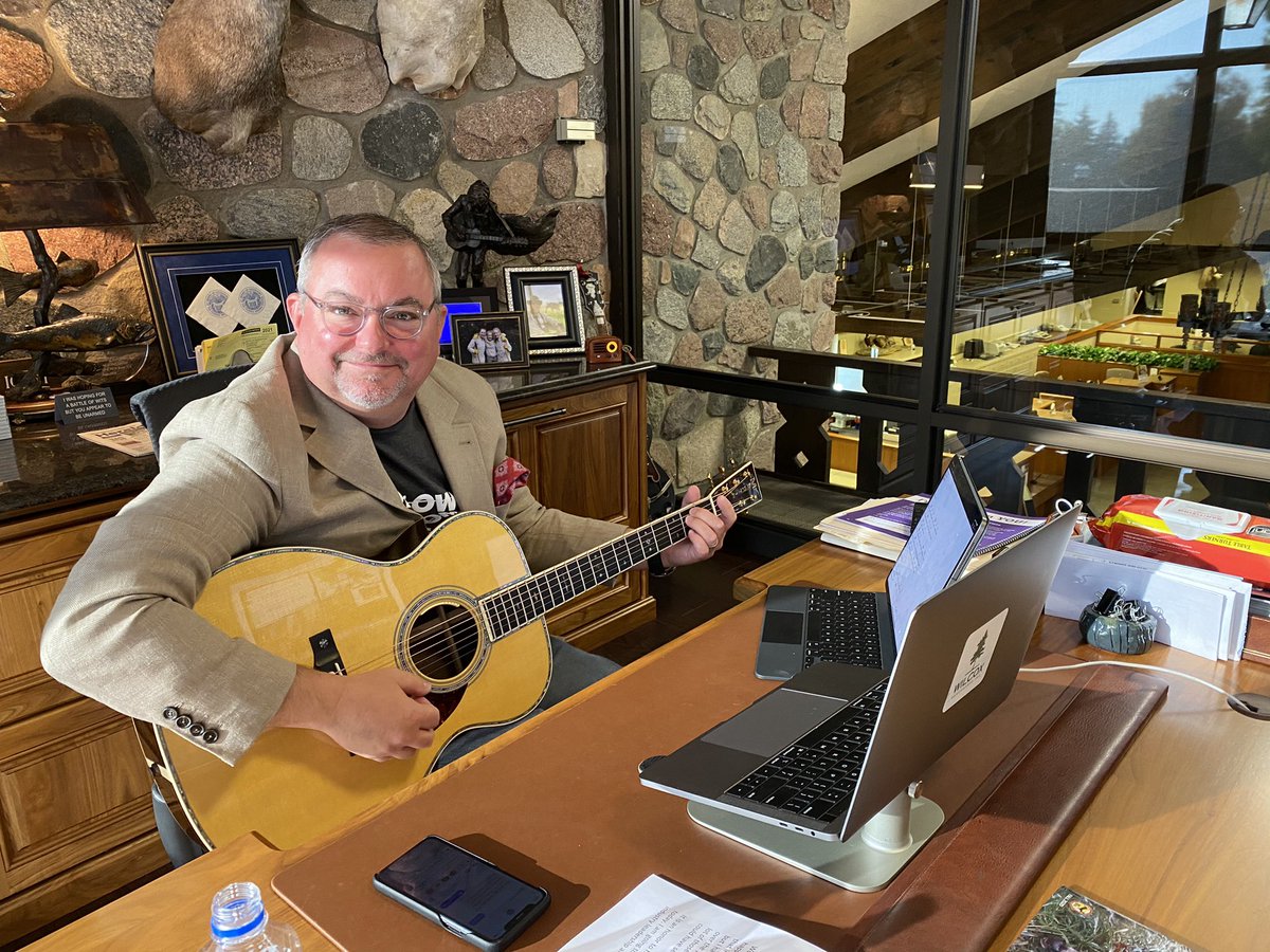 MrsJAWilcox's tweet photo. @NWWilcox  ICBA Chairman kicking off rockstar community banking leaders - day 2 of @LEADFWD  And a little tune of Mr Tom Petty’s “Don’t Back Down” Lead on rockstars! @ICBA @GRSB @mnlakesbank https://t.co/WI9mwG76pk