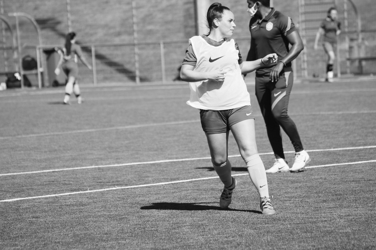 hsscaSS's tweet photo. 16 ans de football au pied⚽️🙏🏻
La seule chose au monde qui me rends heureuse c’est quand je rentre sur la pelouse ❤️ https://t.co/M2tR9oS2K2