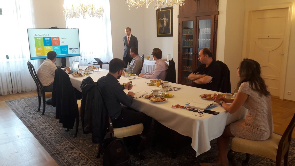 PavlinaSramkova's tweet image. Skvělá prezentace firem @CROSS_Zlin a Herman Systems působících v oblasti inteligentních dopravních systémů na Velvyslanectví 🇨🇿v 🇦🇹za účasti @wienerlinien a @Stadt_Wien