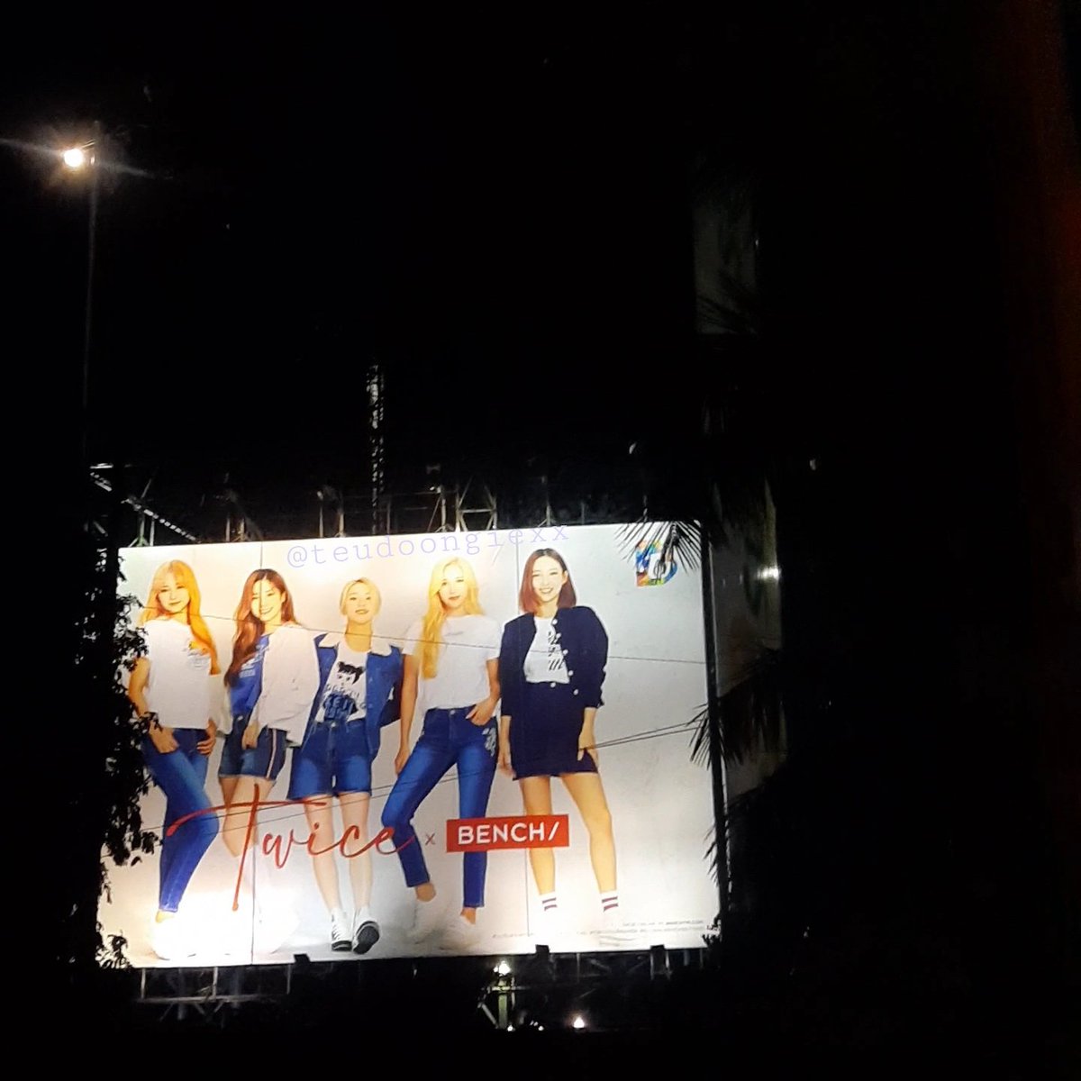 teudoongiexx's tweet photo. omfg bench changed their TWICE's billboard in pasig and NaMiDaChaeTzu changed their outfits ๐๐๐ i wanna see the one with JeongMoSaJi ๐ญ๐ญ #ํธ์์ด์ค @JYPETWICE https://t.co/TXUKLwJGhW