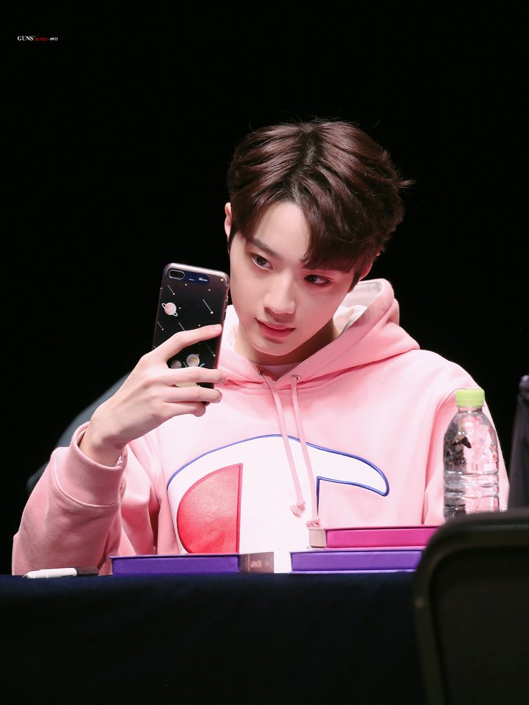 GunsRoses0923's tweet photo. 𝐖𝐞𝐥𝐜𝐨𝐦𝐞 𝐭𝐨 𝟏𝟗'🐷
생일 축하 합니다🍰

@LAI_KUANLIN_twt
#HBD_KUANLIN_DAY
#더빛날_스무살의_관린이를_기대해 
#LaiKuanlin #赖冠霖 #라이관린 https://t.co/sgx6ozkFfk