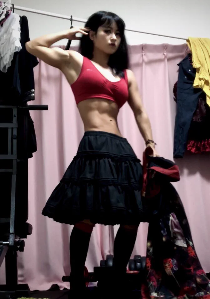ロリィタ服を着ているとそうは見えないが…実際はゴリラみたいな筋肉質体型!!
