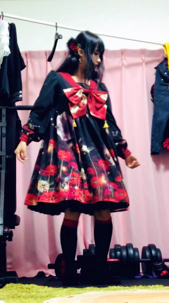 ロリィタ服を着ているとそうは見えないが…実際はゴリラみたいな筋肉質体型!!
