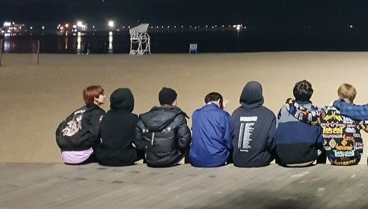 shuaprism's tweet photo. "If someone changes in the future, lets come back here and throw him in the water" 🖤❤ @pledis_17 https://t.co/eMbqGiUsAc
