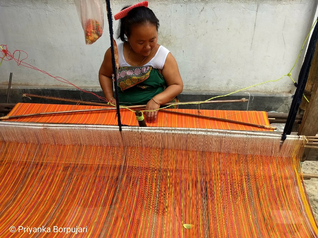 A certain shade.A certain weave.Khalisanimari, Assam.Noticing the subtle hues that mark an identity; a community. On the  @outofedenwalk  @PaulSalopek in 2019. #slowjournalism  #EdenWalk