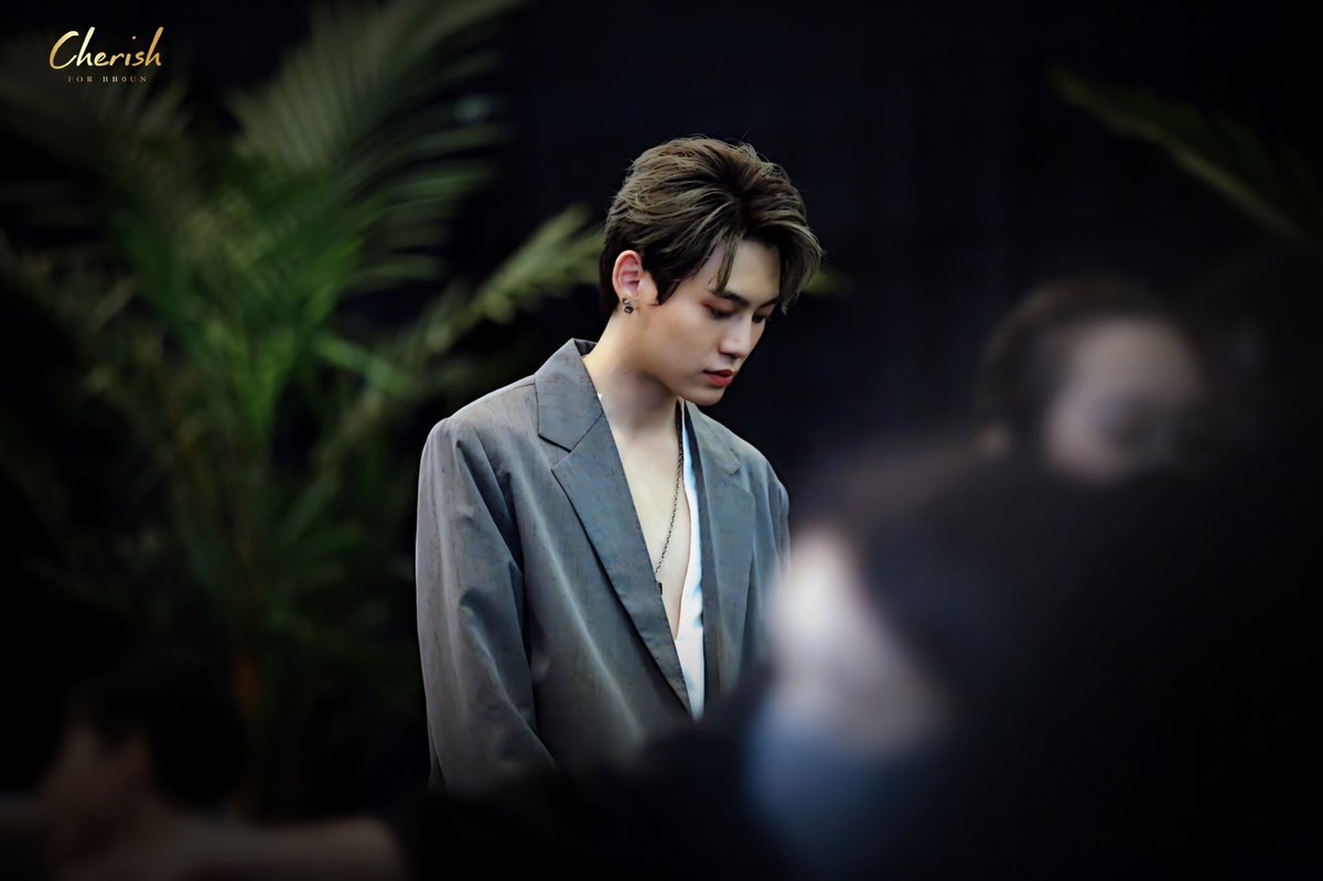 CherishForBoun's tweet photo. 20200921 Boun X V20 Series 5G Launch

𝐖𝐡𝐞𝐫𝐞 𝐢𝐬 𝐦𝐲 𝐡𝐞𝐚𝐫𝐭？🤭
@bb0un 💙
#bb0un 
#อมยิ้มของบุ๋นไออุ่นของเฮีย
#V20Series5GLaunch 
#BeTheFocus https://t.co/K99JAd8Nmd