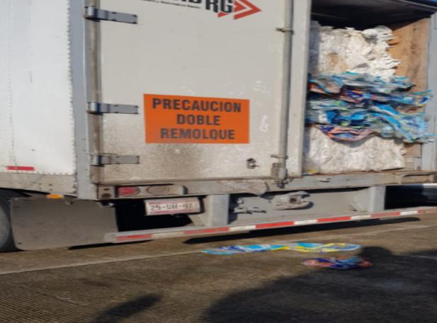 SATMX's tweet photo. #ComunicadoSAT

Aduanas decomisa 627 kg de cocaína en pacas de plástico reciclado en Chiapas; suma 2.6 toneladas en seis meses. https://t.co/IdVYJqC5By