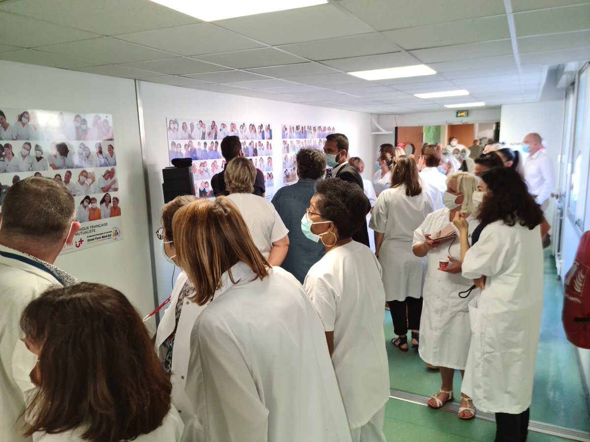 ght_gpne's tweet image. Jour J : L&apos;inauguration de &quot;Souriez, vous êtes D.masqués&quot;
Le personnel de l&apos;hôpital de Montfermeil du GHT GPNE découvre les 180 photos qui composent la mosaïque fixée dans le hall de l&apos;hôpital.
A la vue des photos, des sourires se dessinent sur les visages😆.
👏Bravo à tous.