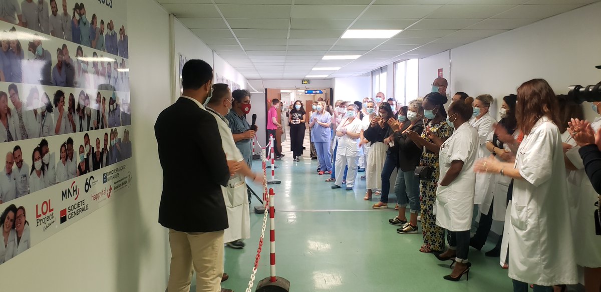 ght_gpne's tweet image. Jour J : L&apos;inauguration de &quot;Souriez, vous êtes D.masqués&quot;
Le personnel de l&apos;hôpital de Montfermeil du GHT GPNE découvre les 180 photos qui composent la mosaïque fixée dans le hall de l&apos;hôpital.
A la vue des photos, des sourires se dessinent sur les visages😆.
👏Bravo à tous.