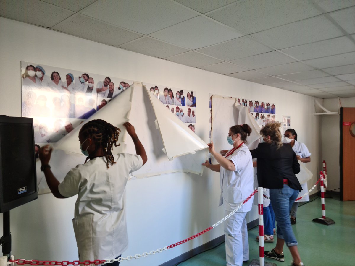 ght_gpne's tweet image. Jour J : L&apos;inauguration de &quot;Souriez, vous êtes D.masqués&quot;
Le personnel de l&apos;hôpital de Montfermeil du GHT GPNE découvre les 180 photos qui composent la mosaïque fixée dans le hall de l&apos;hôpital.
A la vue des photos, des sourires se dessinent sur les visages😆.
👏Bravo à tous.