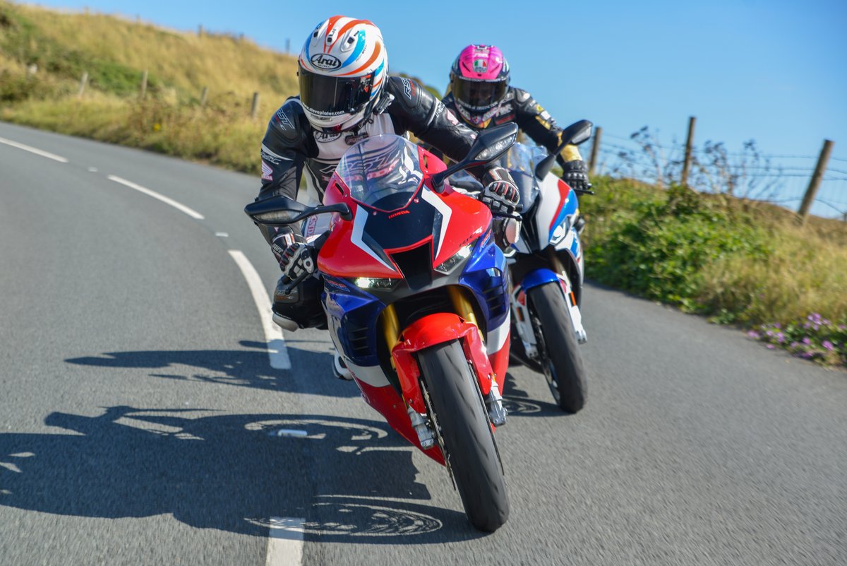 CardoSystems's tweet photo. #TwistyTuesday with @Plater22 and @Jimbohillier37 on the new #DiamondRaces course

📸 @diamondraces 
🎧 #PACKTALBold  

⚫
⚫
⚫
#CardoSystems #AskForCardo #CardoFam  #diamondraces #isleofwight #roadracing https://t.co/MInOV7sa9M