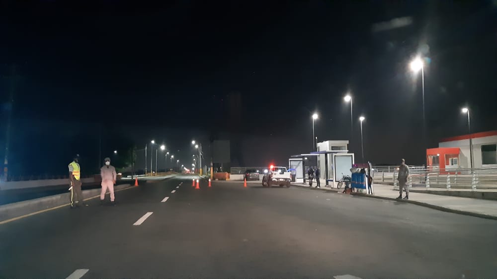 ListinDiario's tweet photo. A partir del lunes el toque de queda será de 09:00 de la noche a 05:00 de la mañana los días de semana y los fines de semana de 07:00 de la noche a 05:00 de la mañana. #ToqueDeQueda #ListínDiario https://t.co/Z5LuU7V6li