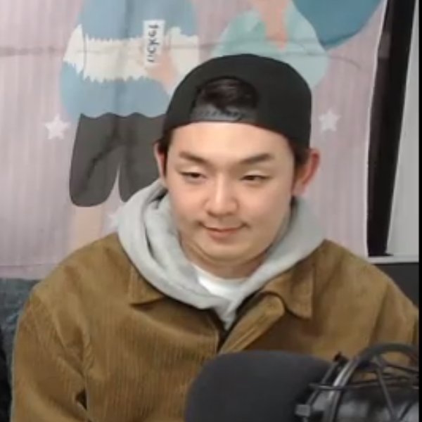 노래 잘한다는 칭찬을 들은 표정