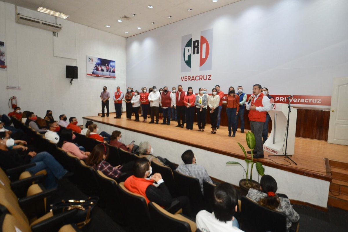 Marlon_RamirezM's tweet image. Estamos muy contentos de recibir al nuevo Delgado Nacional del #PRI en #Veracruz, @Jorge_Meade, seguros estamos que su experiencia nos fortalecerá.

A nuestro amigo y hermano @OznerolPacheco, nuestro agradecimiento por su trabajo y acompañamiento. Éxito en tus nuevas encomiendas.