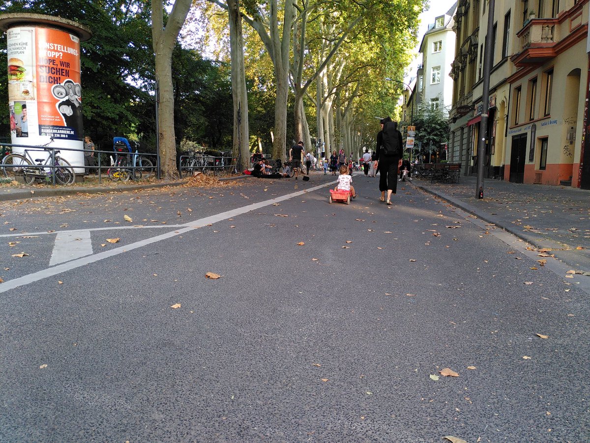 Kidical Mass Köln (@kidicalmassk) on Twitter photo Wow heute gehörte die Straßen den Menschen. 5x temporäre Spiel-/Nachbarschaftstreff von #KidicalMass , <a href="/agorakoeln/">Agora Köln</a> & <a href="/tdgl_koeln/">Tag des guten Lebens</a> rund um Rathenauplatz <a href="/Koeln/">Stadt Köln</a> . Gebt den Kindern Freiraum und sie werden ihn nutzen. #autofreierTag #childfriendlycities #CarFreeDay #MobilityWeek Wow heute gehörte die Straßen den Menschen. 5x temporäre Spiel-/Nachbarschaftstreff von #KidicalMass , <a href="/agorakoeln/">Agora Köln</a> & <a href="/tdgl_koeln/">Tag des guten Lebens</a> rund um Rathenauplatz <a href="/Koeln/">Stadt Köln</a> . Gebt den Kindern Freiraum und sie werden ihn nutzen. #autofreierTag #childfriendlycities #CarFreeDay #MobilityWeek