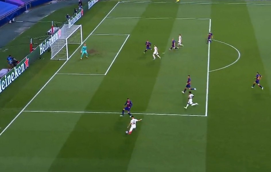 Perisic drives to the edge of the box Pique tries to stop him. Meanwhile Goretzka moves in as a false nine and makes Lenglet follow him. Both CBs are occupied