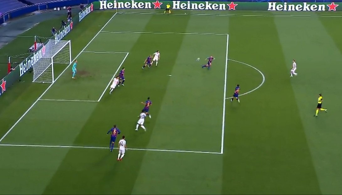 Perisic crosses the ball towards Müller