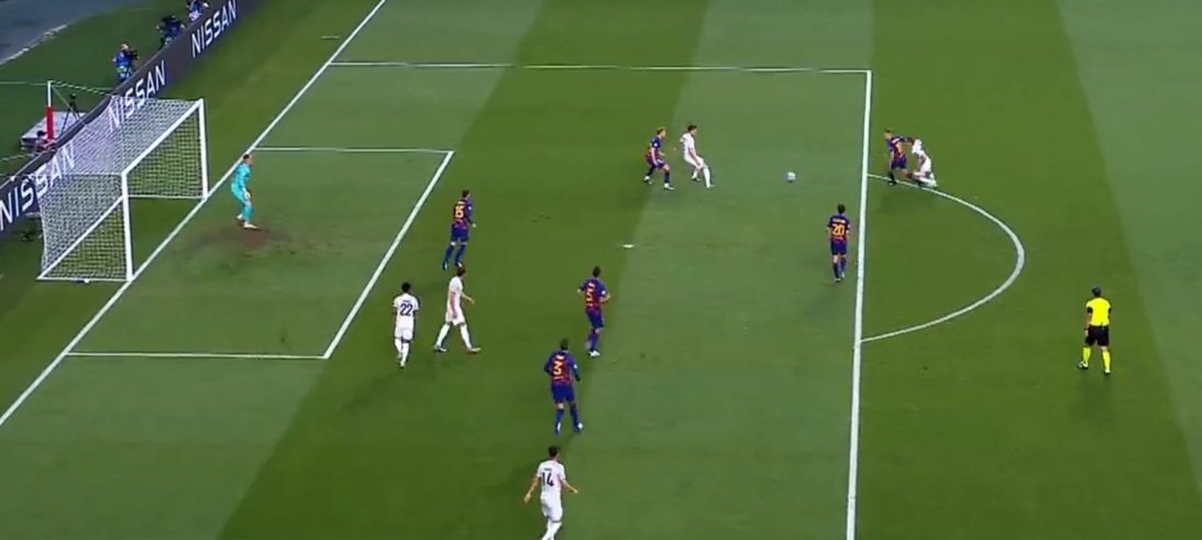 Müller wants to pass to Lewy. Lewy knows that and shields off De Jong in order to get the ball