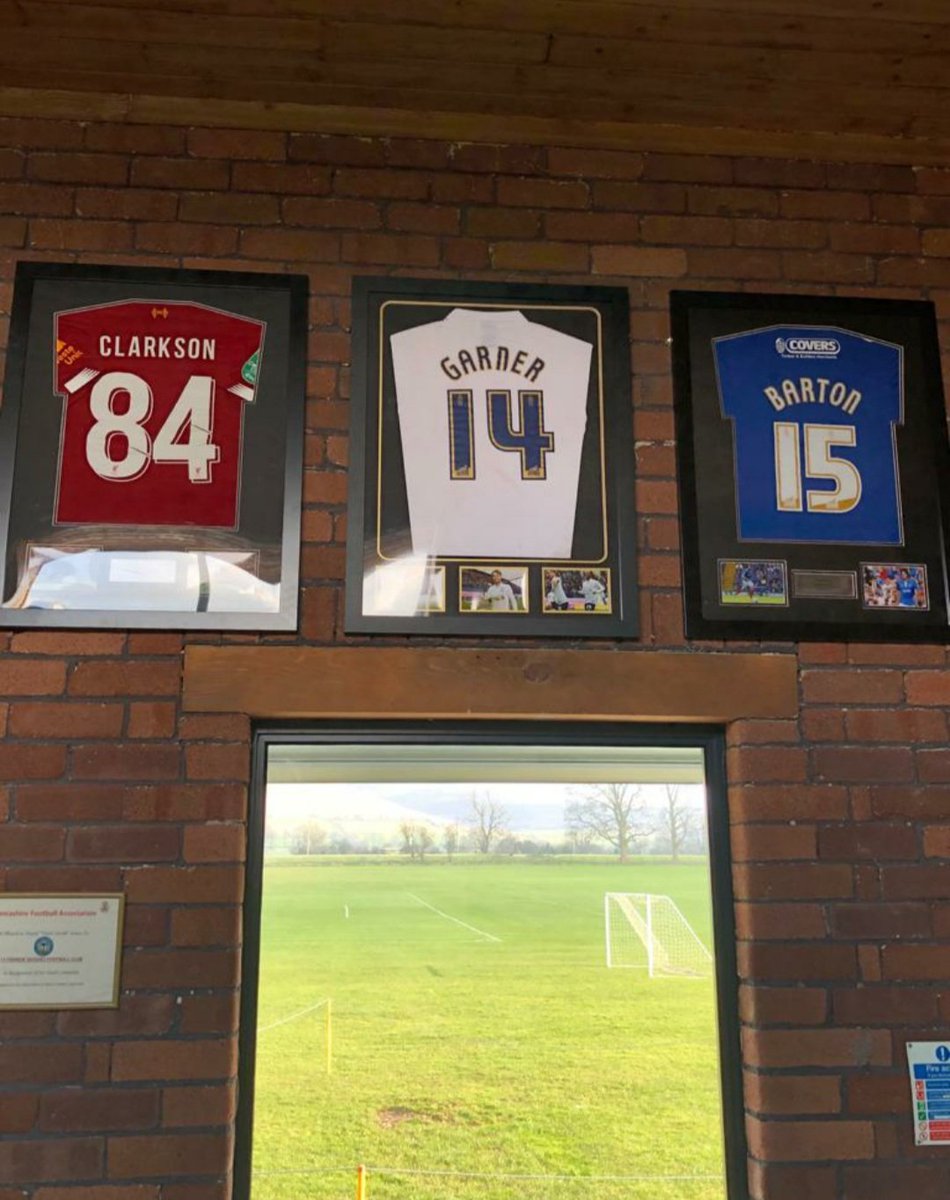 Catchfyer's tweet photo. Both have given so much back to the club ,including their shirts for our 'wonderwall '
#manymoretofollow https://t.co/rHqeIYb4tb