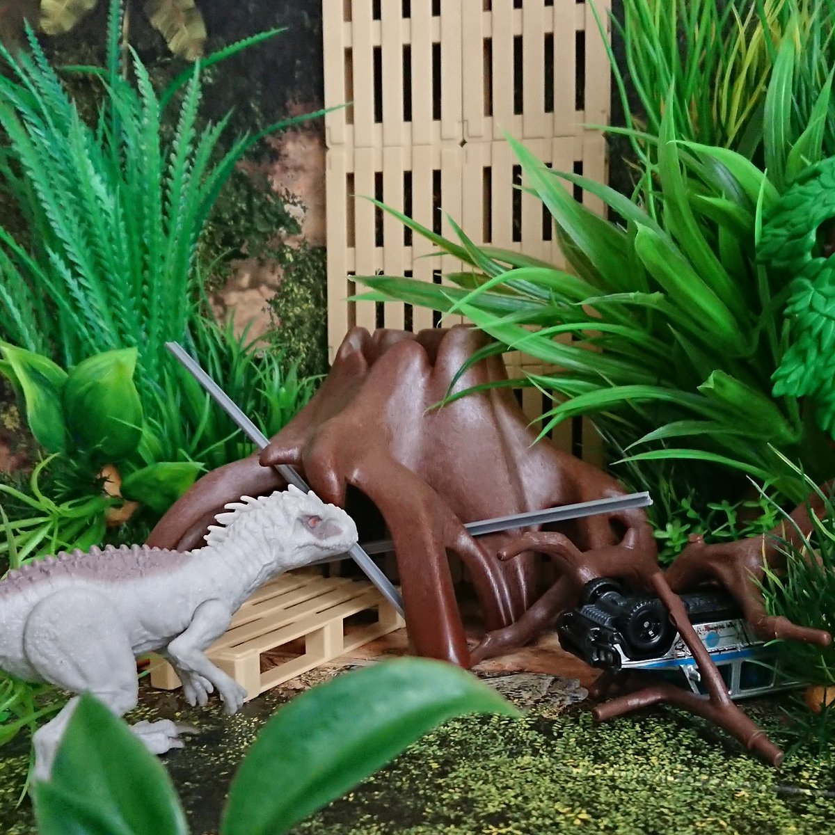 JurassicBap's tweet photo. Indominus rampage ! @jurassicworld @mattel #Mattel #MattelJurassicWorld #MatchboxCars #MatchboxJurassicWorld #JurassicWorld #TheParkIsOpen #CampCretaceous #CampIsOpen #TheCampIsOpen #JurassicPark #IslaNublar #MercedesBenz #G550 #Gclass #Gwagon #JurassicWorldGclass #Indominus https://t.co/aFCB1LXSM3