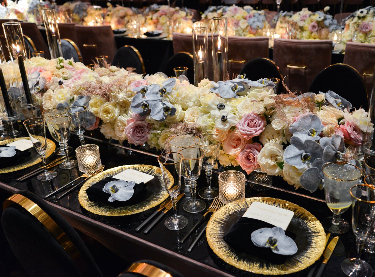 HMR_Designs's tweet photo. This pristine #tablescape pairs gilded plateware with delicate #orchid accents for a #serene and tailored setting. | #RevaNathan #FrostChicago https://t.co/iKc6VWA3Cc