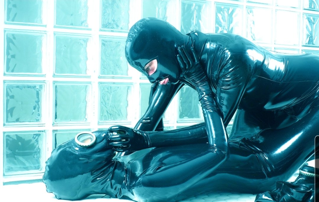 TommyLatex's tweet photo. Always better with rubber 🖤🖤 https://t.co/zqbqlqj7iK