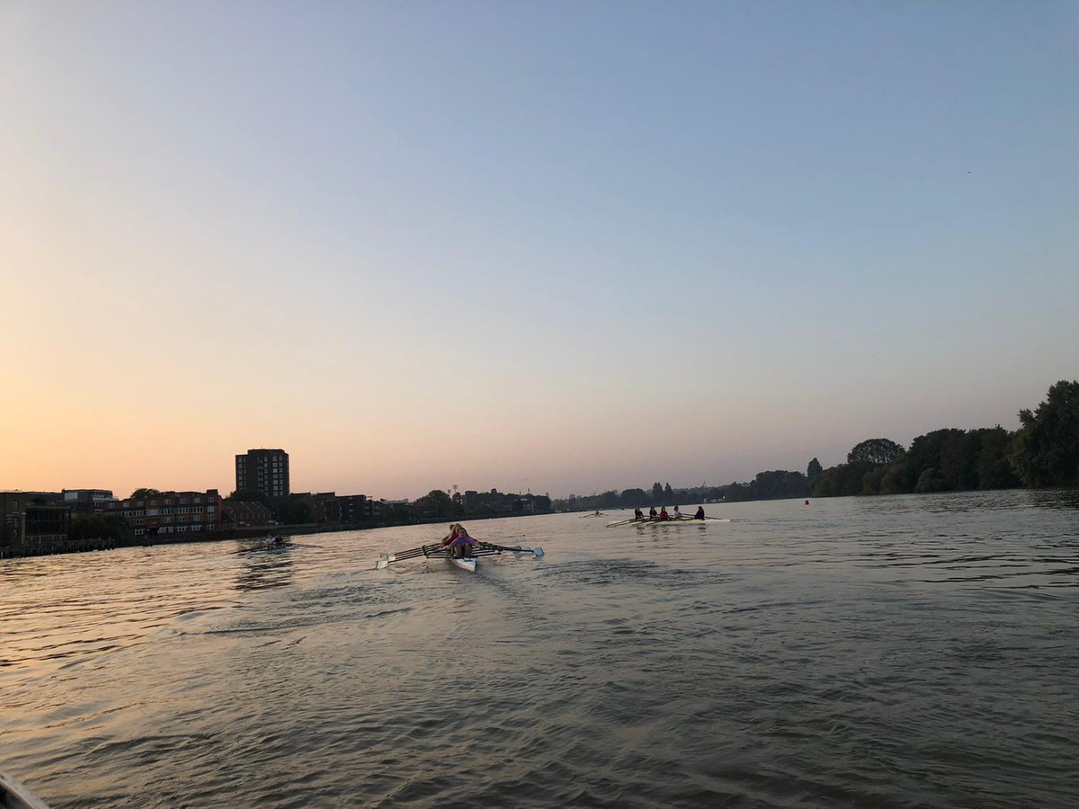 Brilliant to see our rowing teams training before and after school <a href="/FulhamReachBC/">Fulham Reach BC</a> again and delighted we’ve also got our first group of Y9s starting Learn to Row today too!! #futureblues #rowingforeveryone #shhsrowing #shhssixthform