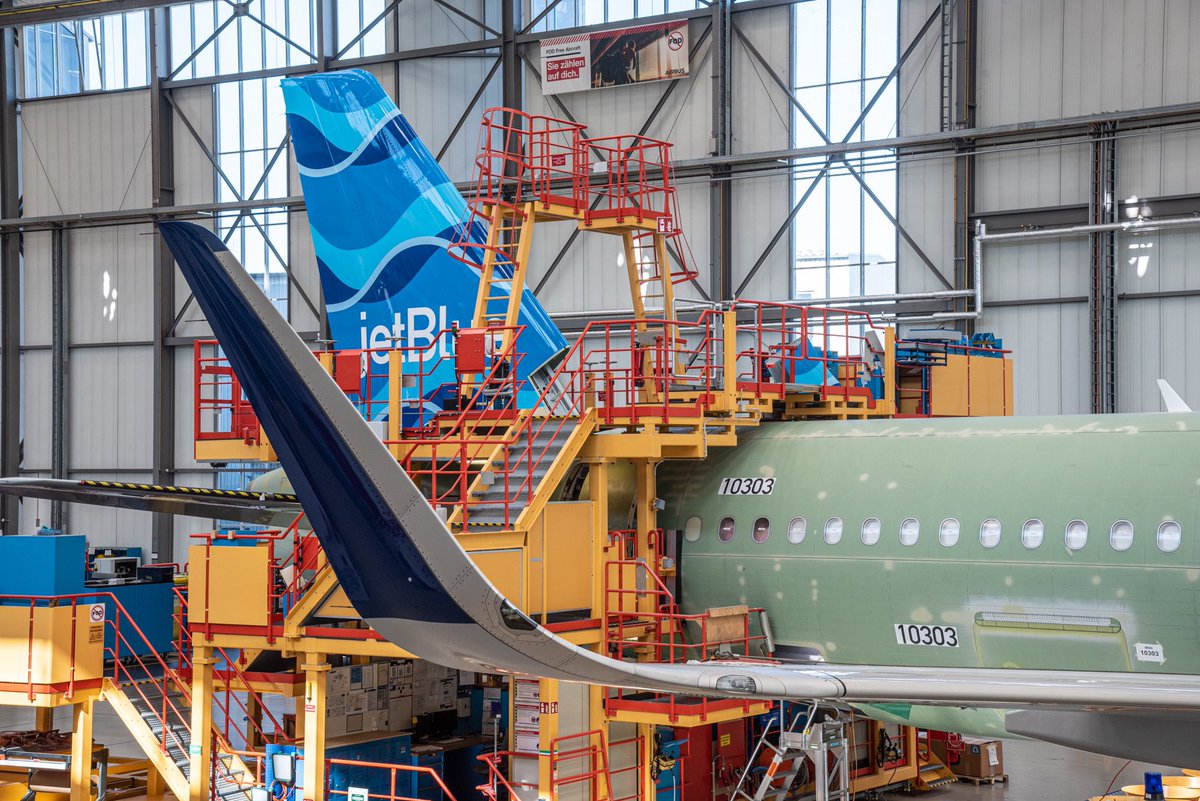 PhilipStewartNY's tweet photo. Introducing our new @JetBlue “Streamers” tailfin design for our @Airbus A321LR aircraft which we’ll fly to London from @JFKairport and @BostonLogan next year! 🇬🇧✈️ 💙 @HelloJetBlue #avgeek https://t.co/VuT3zIYq7g