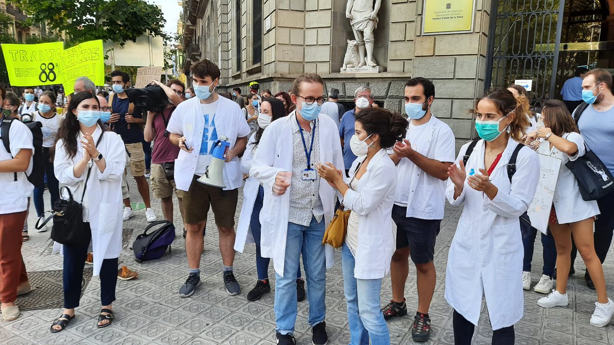 metgescatalunya's tweet photo. Els membres del comitè de @vagaMIRsCat informen als assistents sobre l'evolució de les negociacions amb @salutcat @icscat i les patronals @CSC_Consorci @uchcat #VagaMIRCatalunya https://t.co/Tk7EZHOJD7