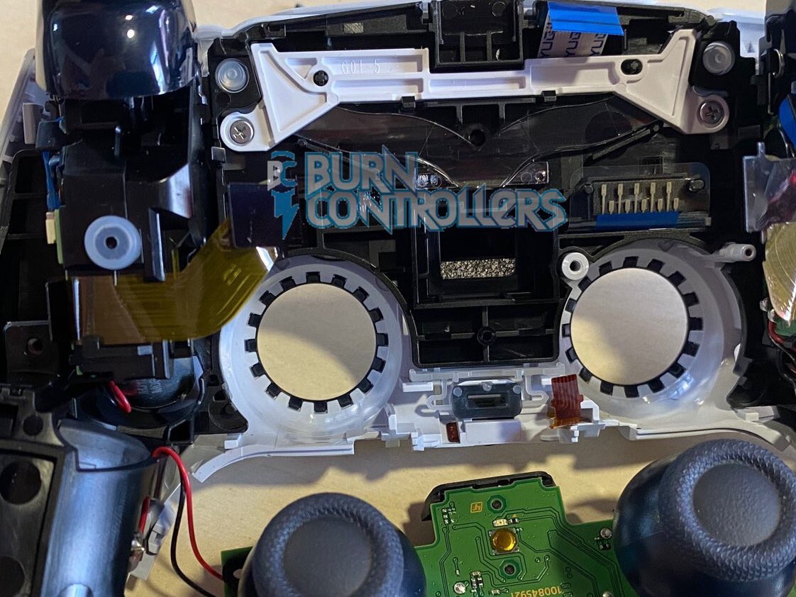 EricTaleux's tweet photo. #dualsens #ps5 #burncontrollers 😱démontage de la dualsens par burn controllers https://t.co/2snZzQGZVc