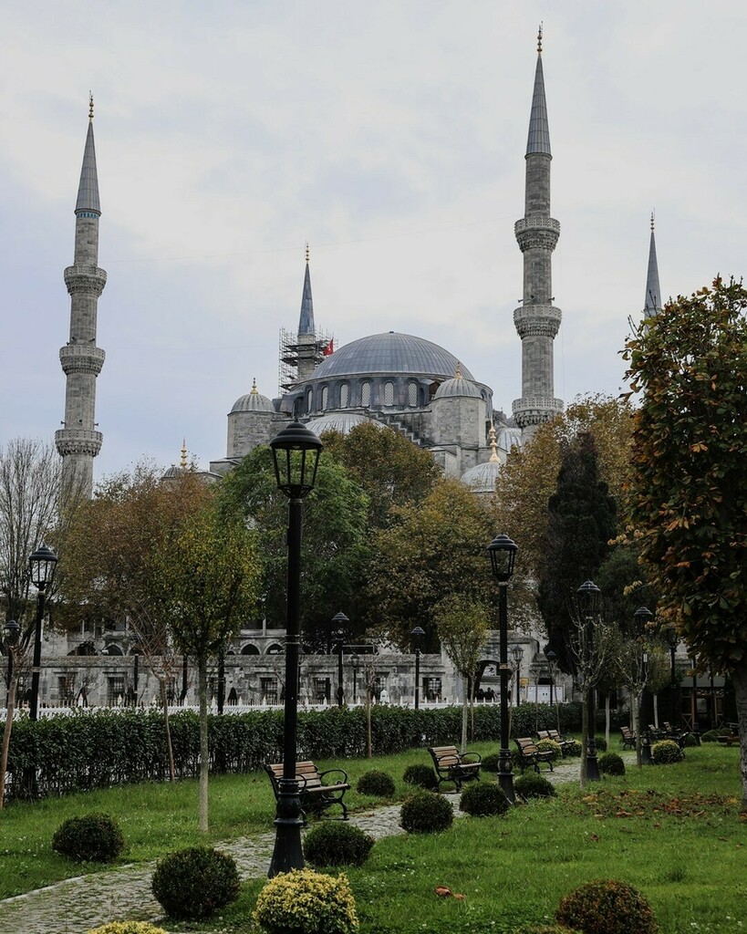Der Zutritt zur Blauen Moschee ist kostenlos möglich. Während der Gebetszeiten ist die Moschee geschlossen. Die Öffnungszeiten findet ihr direkt vor der Moschee oder auch auf unserem Blog. Die Moschee ist für Touristen zugänglich. Frauen müssen sich bede… instagr.am/p/CFcbE0MC8LQ/