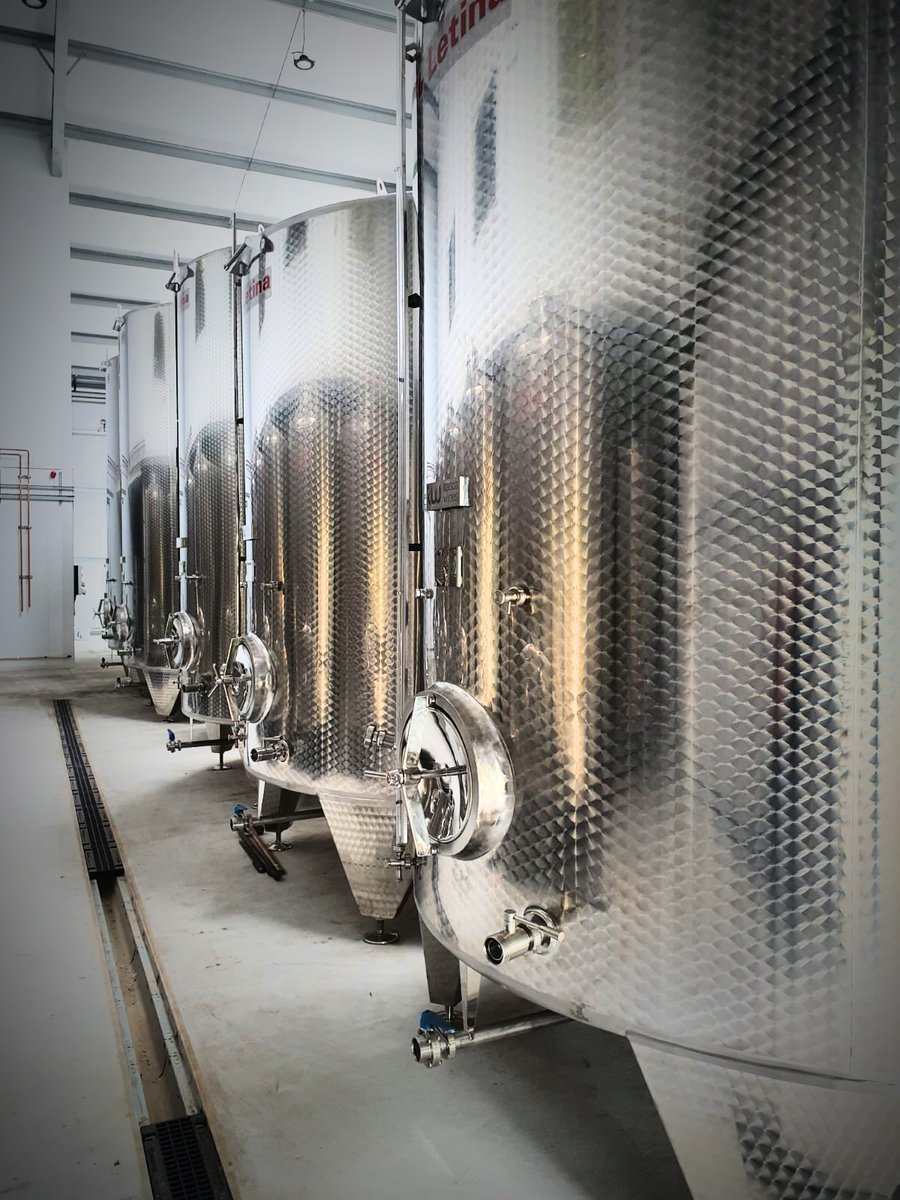 Core_Equip's tweet image. An incredible installation at @ItascaWines and it looks amazing!

With more than 30 @LetinaInox tanks supplied and installed by Core ranging from 480 litres to 15,500 litres in capacity; this really is a thing of beauty! 
#winery #transformationtuesday #wine #tanks #beauty