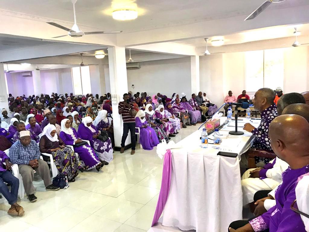 Ismail Jussa (@ismailjussa) on Twitter photo "Mara hii rafiki yangu Magufuli ajiandae kufunga virago vyake na Hussein Mwinyi akikubali ajiandae kuwa Makamu wangu wa Kwanza. Mara hii kichwa lazima kitoke <a href="/ACTwazalendo/">ACTWazalendo</a>." Maalim <a href="/SeifSharifHamad/">Seif Sharif Hamad</a> akizungumza na Timu za Ushindi leo mchana. "Mara hii rafiki yangu Magufuli ajiandae kufunga virago vyake na Hussein Mwinyi akikubali ajiandae kuwa Makamu wangu wa Kwanza. Mara hii kichwa lazima kitoke <a href="/ACTwazalendo/">ACTWazalendo</a>." Maalim <a href="/SeifSharifHamad/">Seif Sharif Hamad</a> akizungumza na Timu za Ushindi leo mchana.