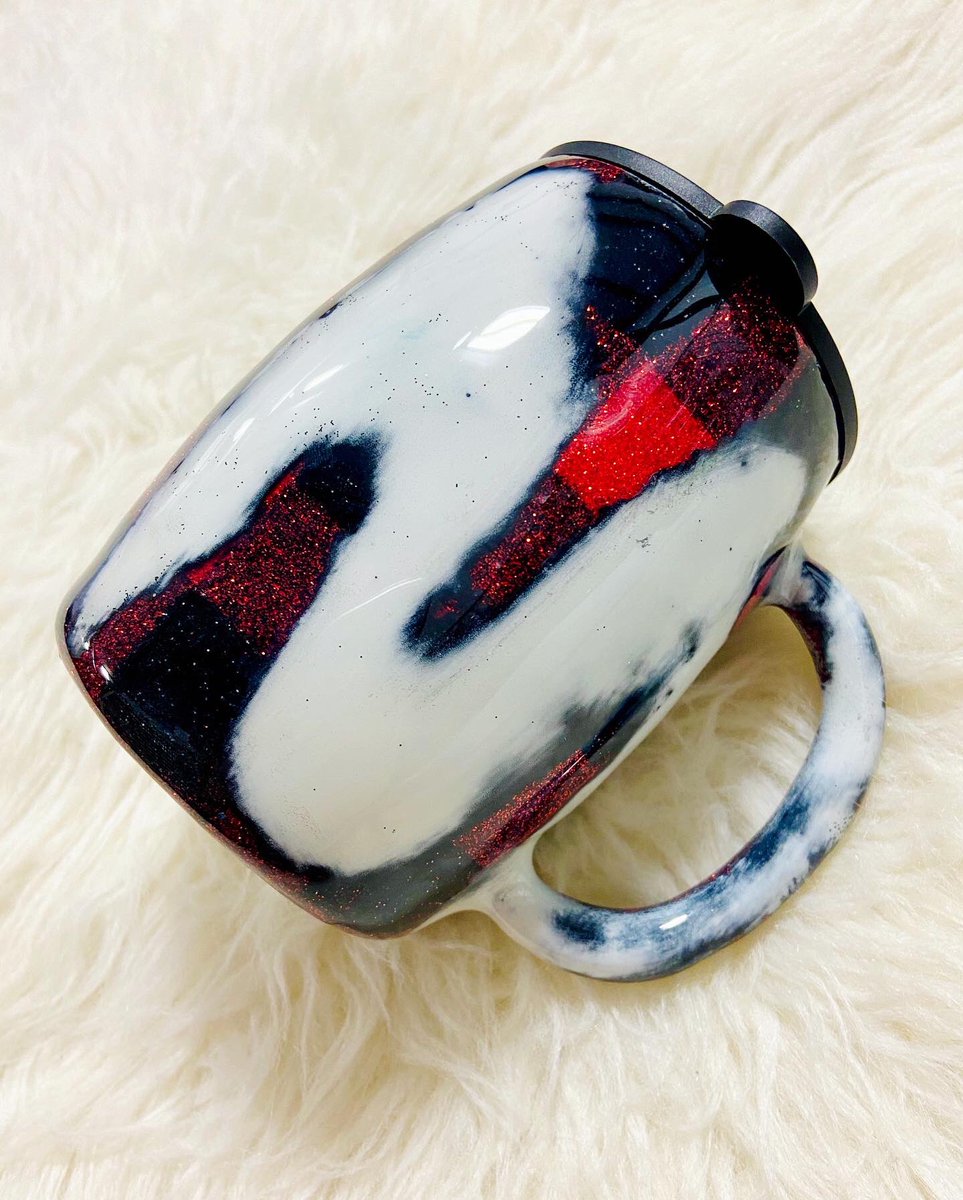 CheysCups's tweet photo. First day of Fall means it’s time to whip out your mugs and pull a sweater over your head🍂
#tumblercups #customepoxytumblers #epoxytumblers #customcups #cheyscups #adventure #fall #fallmug #rednblack https://t.co/8FkpLogwI9
