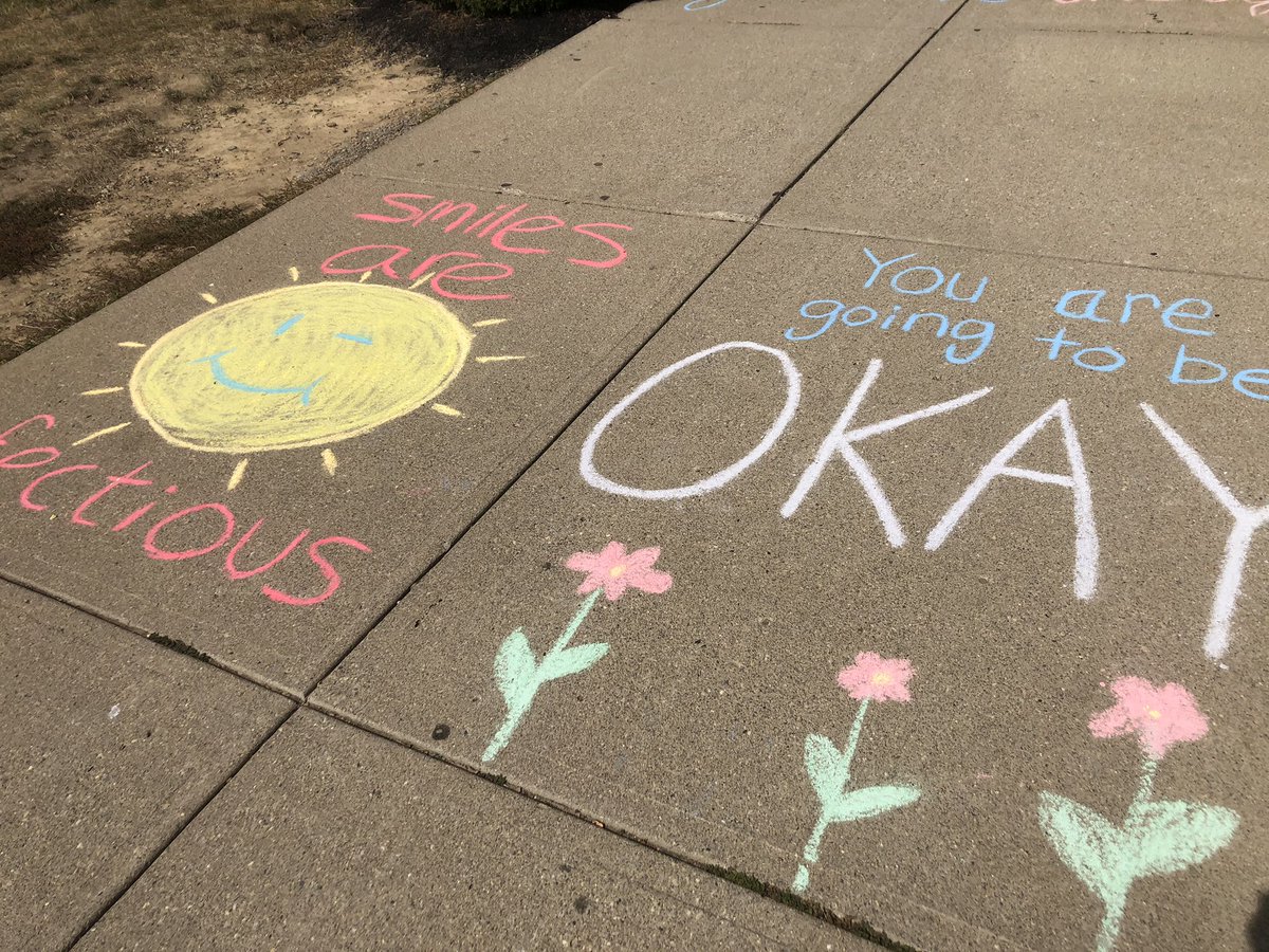 mdonahue5150's tweet photo. Took my sophomores outdoors for a small-group activity and we were treated to some #CometKindness in the bus circle. 💚 Way to go, @mhssibs! You’ve brightened an already sunny day in #CometCountry! https://t.co/4yyAG9lAsy