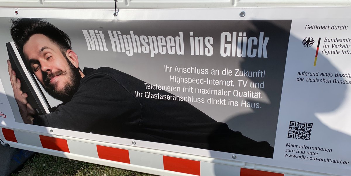 Breitband_UM's tweet photo. @EDIS_AG Vorstand Dr. #Montebauer würdigt die bewährte Zusammenarbeit zwischen #ediscom und #StadtwerkeSchwedt - jeder bringt seine Kernkompetenz ein, um das Projekt erfolgreich umzusetzen!  #ediscom GF #Schoof unterstreicht das rasante Tempo das Landrätin und Landkreis vorlegen! https://t.co/BG2dP0a388