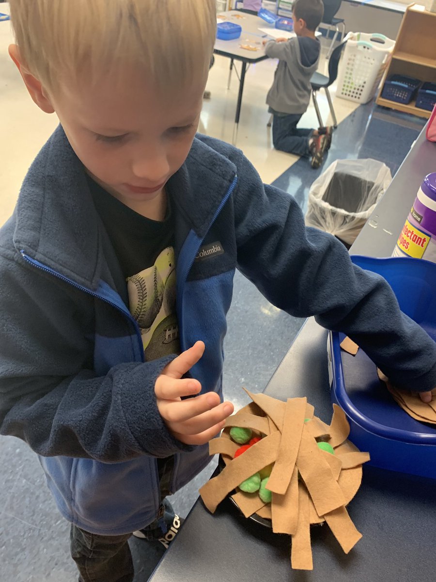 LPS_Wolfpack's tweet photo. Playing is learning! Picking apples at the Apple orchard and making apple pies in kindergarten this morning! https://t.co/3ZDMRCO15F