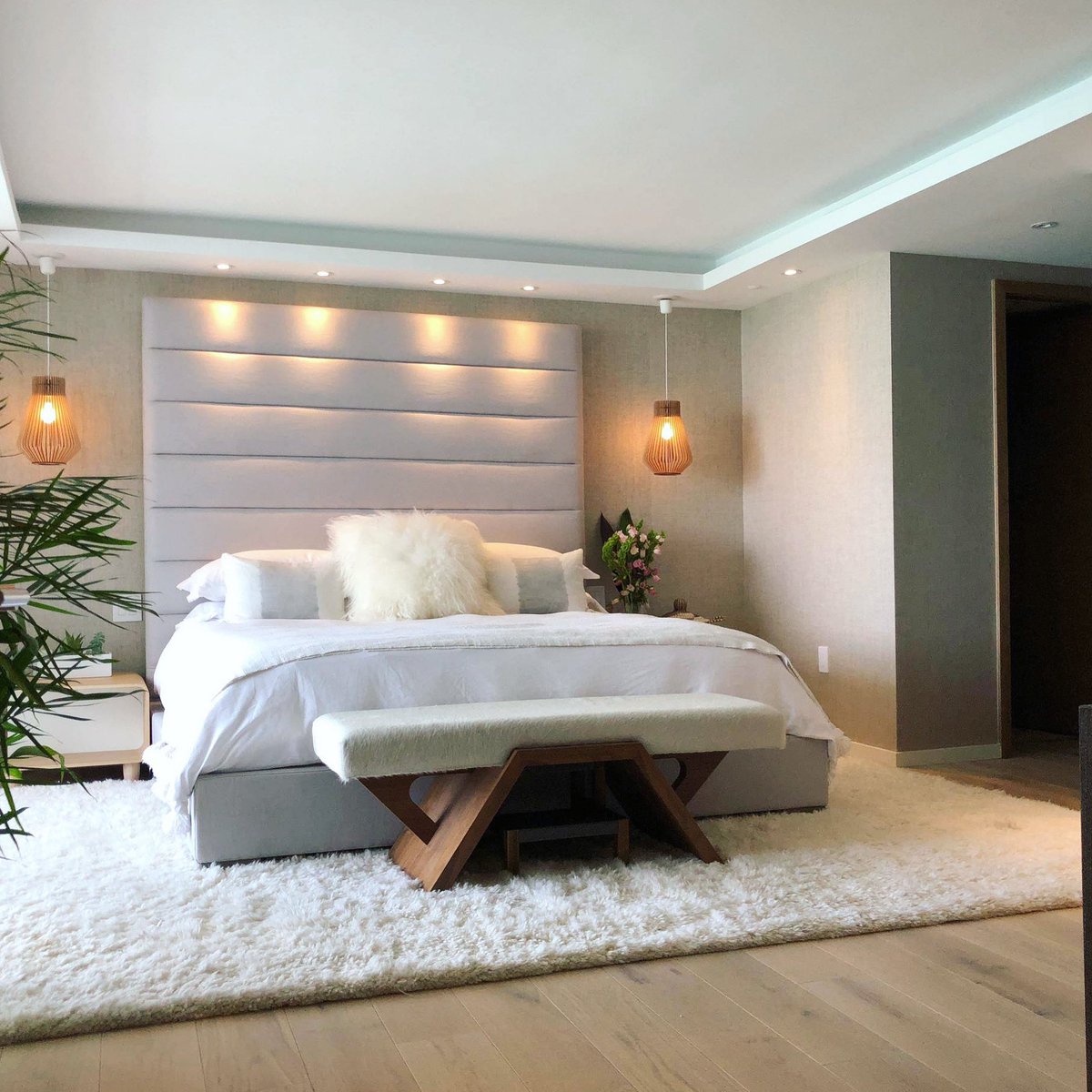 AllaModaDesign's tweet image. Loving this clean, airy vibe? So are we. If you are loving this bedroom setup, we’ve got something similar for you. Not only in one, but three colors! Visit our website and search for the Roma Luxury Bed. 

#furniture #bedroomdecor #bedroominspo #homes #homedecorideas #bedroom