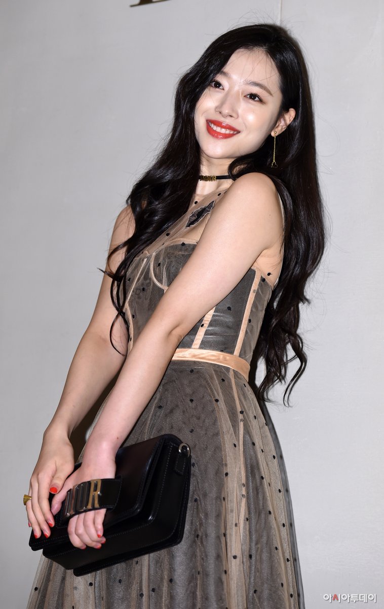 functionlove's tweet photo. #RememberingSulli 🌺

February 24th 2017, Sulli attends the Dior 2017 S/S Collection Launching Event 💕 https://t.co/zP6TDtOJY3
